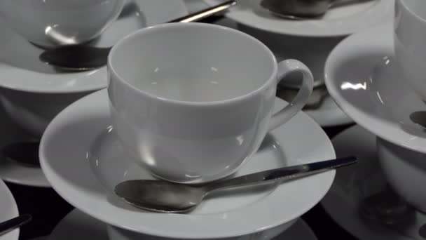 多くの白い空のカップ — ストック動画
