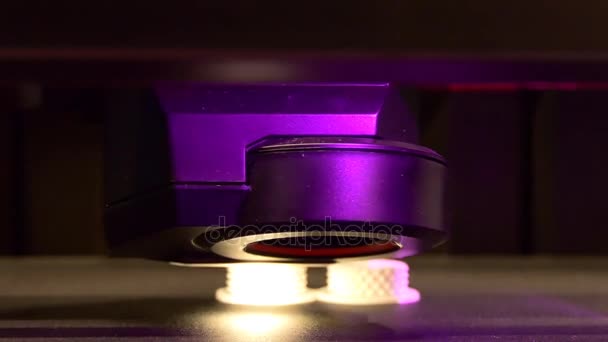 Фиолетовый 3D рабочий принтер — стоковое видео