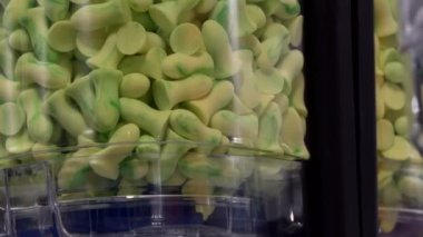 Sarı yeşil kulak tıkacı konteyner