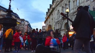 Londra Piccadilly Circus müzisyen bazı ipuçları alır