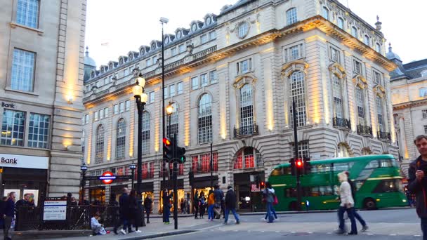 Mannen turist tar bild på London Piccadilly — Stockvideo