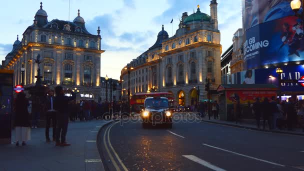 Zwarte taxi cab op Londen Piccadilly Circus bij nacht — Stockvideo