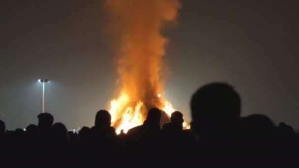 Große Menschenmenge am Lagerfeuer in der Nacht — Stockvideo