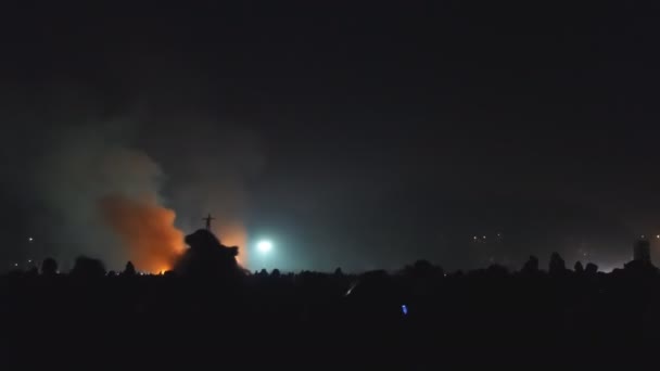 Crowd of people watching Guy Fawkes effigy or dummy burnt on bonfire — Stock Video