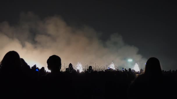 Multitud, humo y fuegos artificiales — Vídeos de Stock