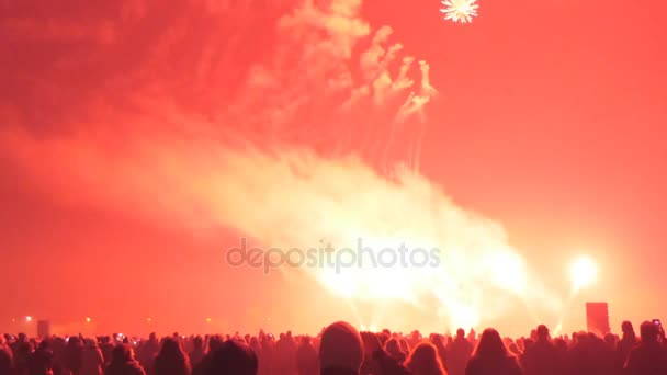 Pessoas assistindo fogos de artifício vermelhos — Vídeo de Stock