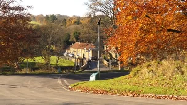 Pequena aldeia inglesa Lealholm em cores de outono — Vídeo de Stock