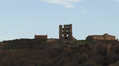 Kale Harabeleri Scarborough, İngiltere, İngiltere'den Deniz kıyısında akşam vınlamak dışarı
