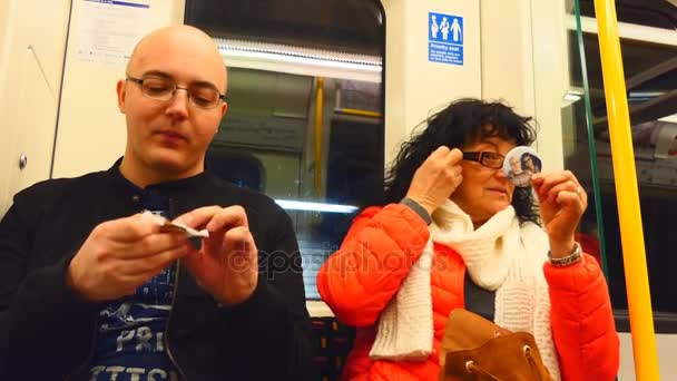 Casal Feliz Sentado Carruagem Movimento Tubo Metro Metro Train Woman — Vídeo de Stock