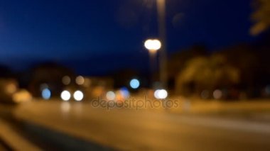 Bulanık kasaba, şehir ulaşım gece, otomobil, otobüs, taksi üzerinde onların farlar ile geçen