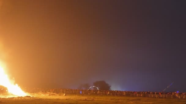 Panorering Skott Skara Människor Kvällen Titta Stort Bål Kullen — Stockvideo