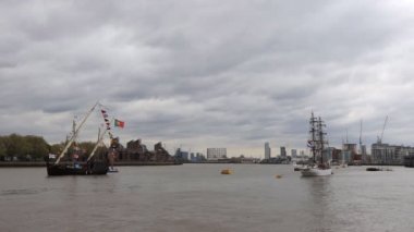 Londra panorama iki yelkenli gemilerin su seviyesinden Thames Nehri, Bina ve inşaat alanında bağlantılı arka planda Vinçler