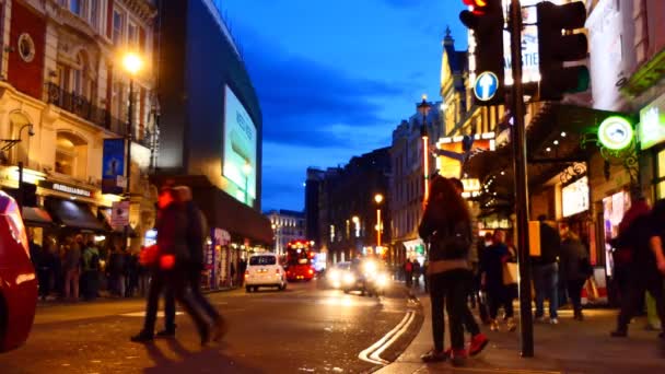 ロンドン イングランド イギリス 2017年 シャフツベリー アベニューとルパート ストリート コーナー ロンドンの夜 ソーホー地区 — ストック動画