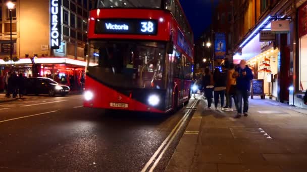 London England Storbritannien April 2017 Människor Som Väntar Trottoaren För — Stockvideo