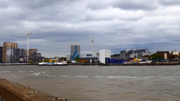 Coches Pasajeros Que Transportan Ferry Cruzan Río Támesis Ciudad Londres — Vídeo de stock