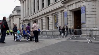 Londra, İngiltere, Birleşik Krallık - Nisan, 2017: Londra Bilim Müzesi giriş kapısı, sokak görünümü. Aile dışında binaya, polis mesafe yürüyüş insanlar bekliyor