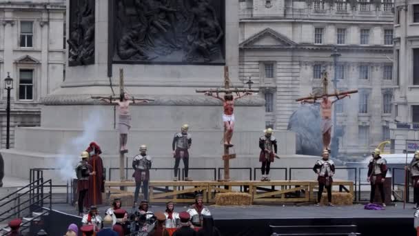 英国伦敦 2017年4月 户外公共再现在城市广场显示耶稣基督的激情 建立戏剧场面 观众和专业摄制乘员组的放大射击 — 图库视频影像