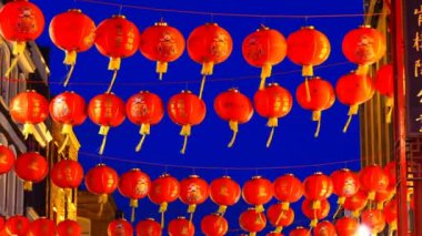 Londra, İngiltere, Birleşik Krallık - Nisan, 2017: yüksek binalar şehrin geceleri sokak arasında asılı ışıklı kırmızı Çin fener çelenk