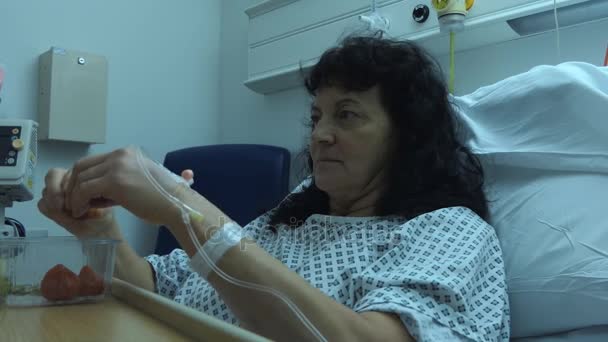 Donker Lang Haar Vrouw Ziekenhuis Jurk Zit Bed Met Infuus — Stockvideo