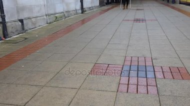 Kadın iki koltuk değneği ile kamera boş geçit kaldırım veya yaya bölgesine doğru geliyor