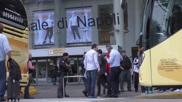 ナポリ イタリア 2016 つのバス間の空港の建物の前にイタリアの警察を扱っている 男性のグループおそらくフットボールのファンやサポーター — ストック動画