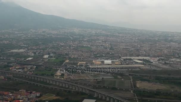 着陸飛行機ナポリ市とイタリアのベスビオから航空機旅客ウィンドウ ビュー — ストック動画