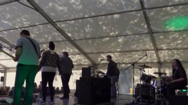 Manchester, İngiltere, Birleşik Krallık - Mayıs, 2017: Karışık İngiliz ve Macar pop rock grubu büyük bir çadır Gobefest, Transilvanya Macar sanat ve Kültür Festivali, sahne yan görünüm, performans