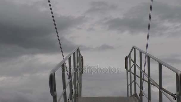 Повышенная Траектория Платформа Ловушка Обзора Корабля Против Серого Серого Облачного — стоковое видео