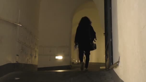 Ensam Lång Haired Kvinna Mörka Kläder Vandrar Smala Upplysta Passage — Stockvideo