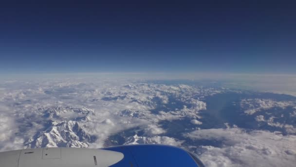 Flygfoto Från Flygplan Som Flyger Över Europeiska Alperna Flygplansmotor Vita — Stockvideo