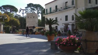 İtalyan Amalfi coast Köyü ısmarlayarak, popüler turizm meydanda yürüyen kadın