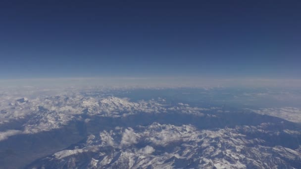 飞机乘客窗口视图当飞行在覆盖的欧洲阿尔卑斯高山和晴朗的蓝天之上 — 图库视频影像