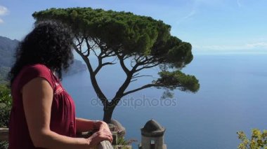 İtalyan sahil manzarası Ravello, Amalfi coast, İtalya uzun kıvırcık saçlı kadının
