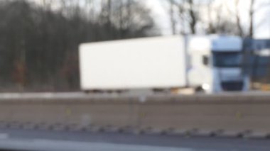 Bulanık shot kamera karayolu üzerinde sonbahar ya da kış sürüş İngiltere'de İngiltere'de otomobil kamyon