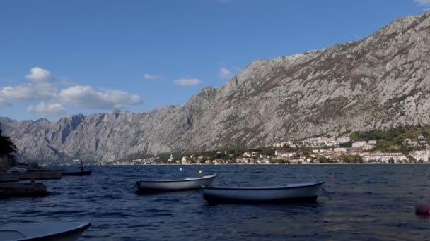 Vita Tomma Båtar Gunga Pittoreska Fjärden Kotor Adriatiska Havet Montenegro — Stockvideo