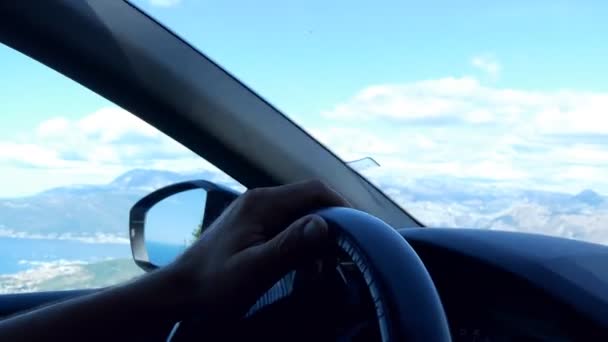 Auto Binnenaanzicht Van Stuurprogramma Hand Stuurwiel Mooie Kust Landschap Door — Stockvideo