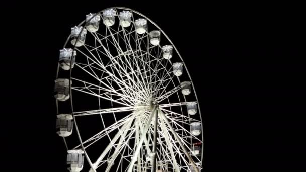 Belysta Vit Färg Färg Ferris Wheel Spinning Medsols Mot Svart — Stockvideo