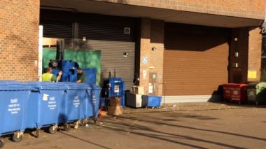 York, İngiltere, Birleşik Krallık - Kasım, 2017: İki adam karton içine basın makine besleme deposu bahçede çalışıyoruz