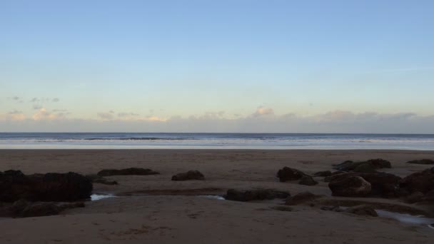 Panning Shot Van Scarborough Engeland Strand Bij Zonsondergang Man Met — Stockvideo