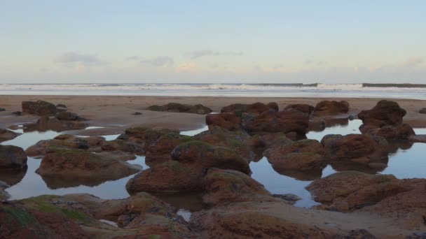 Formação Pedra Praia Scarborough Inglaterra Entardecer — Vídeo de Stock