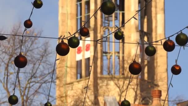 Zooma Dekoration Julgranskulor Hänger Över Gatan Utomhus — Stockvideo