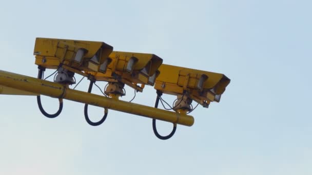 黄色彩色平均速度相机设置接近天空 — 图库视频影像