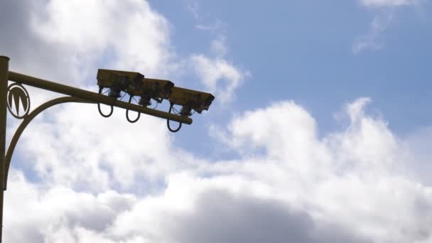 Caméra Vitesse Moyenne Couleur Jaune Réglée Contre Des Nuages Mouvement — Video