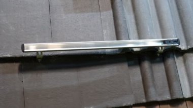 Atış evin çatı inşaat üstünde göstermek için çeşitli malzeme eğimli