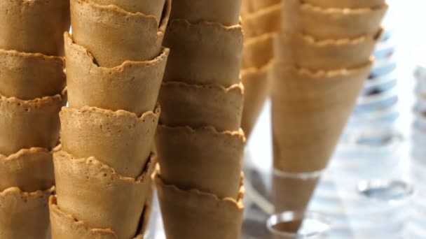 Pila Cono Helado Vacío Barra Heladería Quiosco Cafetería Contra Fondo — Vídeos de Stock