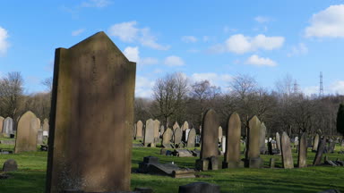 Mezarlık mezar taşı seçici odak arka plan üzerinde