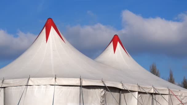 Grote Grote Witte Tent Met Twee Kegel Vorm Dak Met — Stockvideo