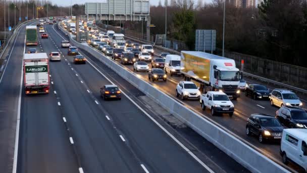 マンチェスター イギリス 2018年 ハイアングルの車にライトの移動ゆっくりと高速道路で夕方に — ストック動画