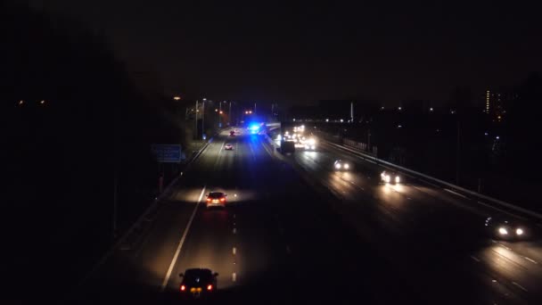 青色のライトが点滅を離れて急いでヴァン M60 高速道路夜景 救急車の上からの眺め — ストック動画