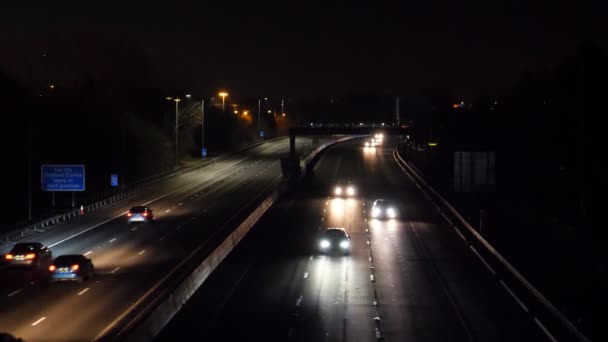 从上面曼彻斯特城市圆环路 M60 机动车路的看法 夜间行驶在高速公路上的汽车 — 图库视频影像